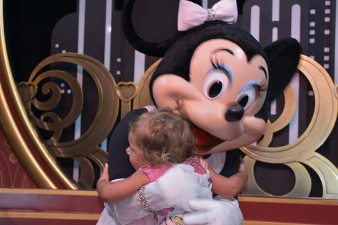 Um abraço gostoso na Minnie